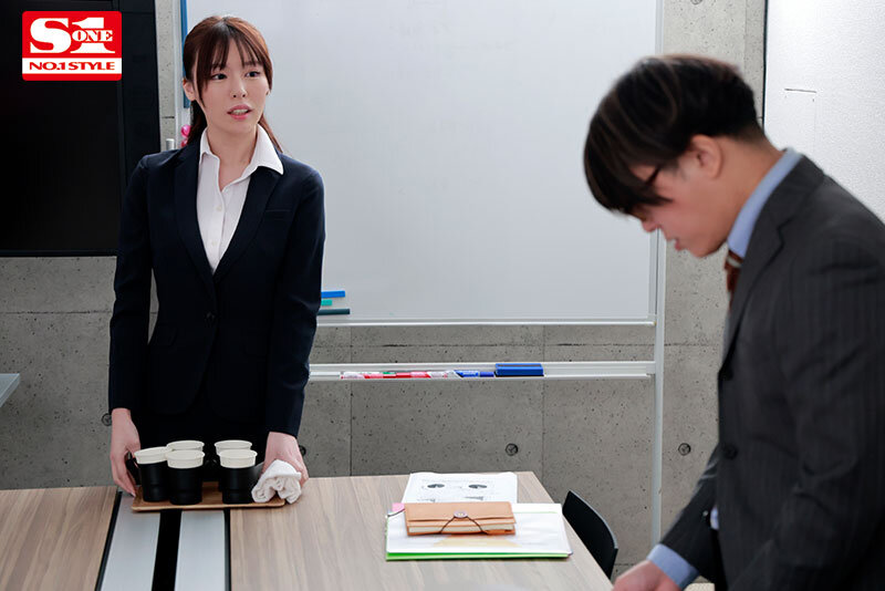 相部屋NTR 絶倫上司と新入社員が朝から晩まで、不倫セックスに明け暮れた出張先の夜。 黒島玲衣のサムネイル画像