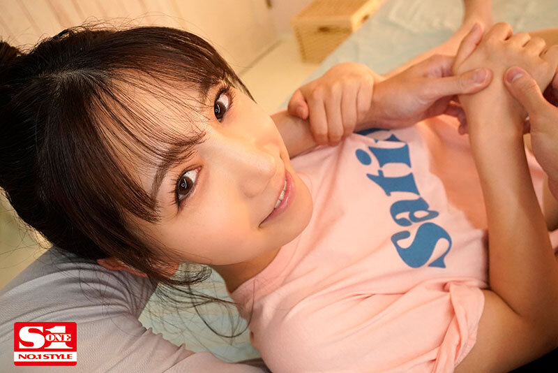 アナタの最高オナニーのために三田真鈴が可愛く見つめておち●こを刺激、そして何度も射精を笑顔で受け止める…大量顔射スマイルオナサポのサムネイル画像