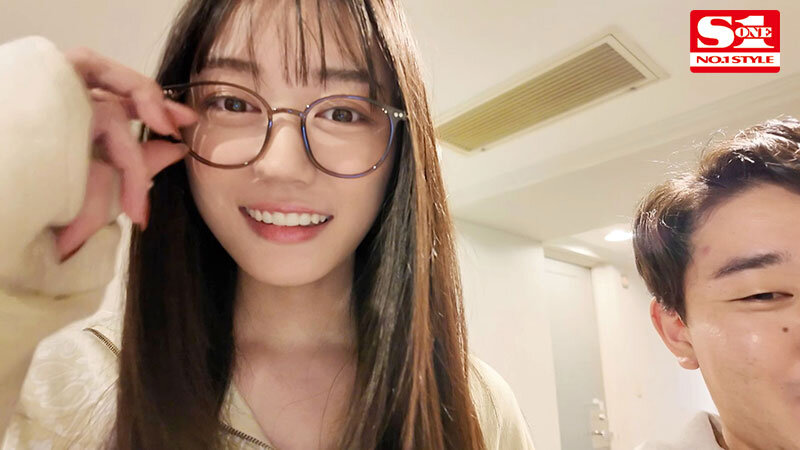 極美女CAになった幼馴染に再会、驚き、興奮からの1泊2日で痴女られデート 明日葉みつはのサムネイル画像