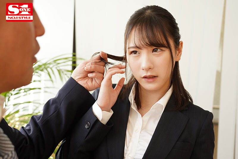 出張先で軽蔑している中年セクハラ上司とまさかの相部屋に…朝まで続く絶倫性交に不覚にも感じてしまった私 村上悠華のサムネイル画像