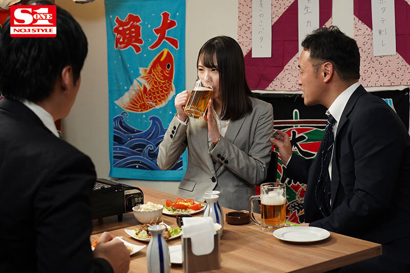 出張先で軽蔑している中年セクハラ上司とまさかの相部屋に…朝まで続く絶倫性交に不覚にも感じてしまった私 村上悠華のサムネイル画像