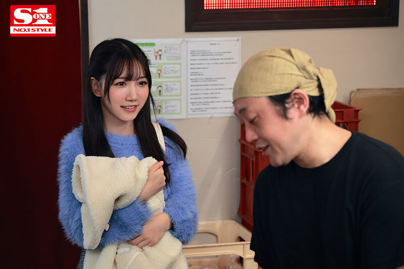 終電を逃したバイト先店長と女子大生はその後…ホテルで朝まで甘くて切ない性交に溺れてしまった、イケない純愛相部屋NTR 三田真鈴のサムネイル画像