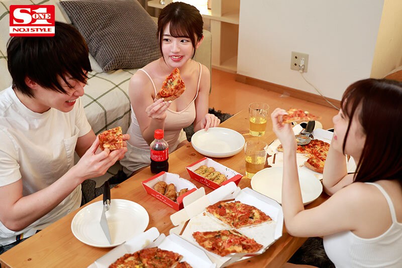 Gカップ同級生2人組が僕の家で勉強合宿！休憩の度にエロいことが！ 安達夕莉 宇野みれいのサムネイル画像