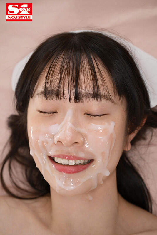 アナタの最高オナニーのために白上咲花が可愛く見つめておち●こを刺激、そして何度も射精を笑顔で受け止める…大量顔射スマイルオナサポのサムネイル画像