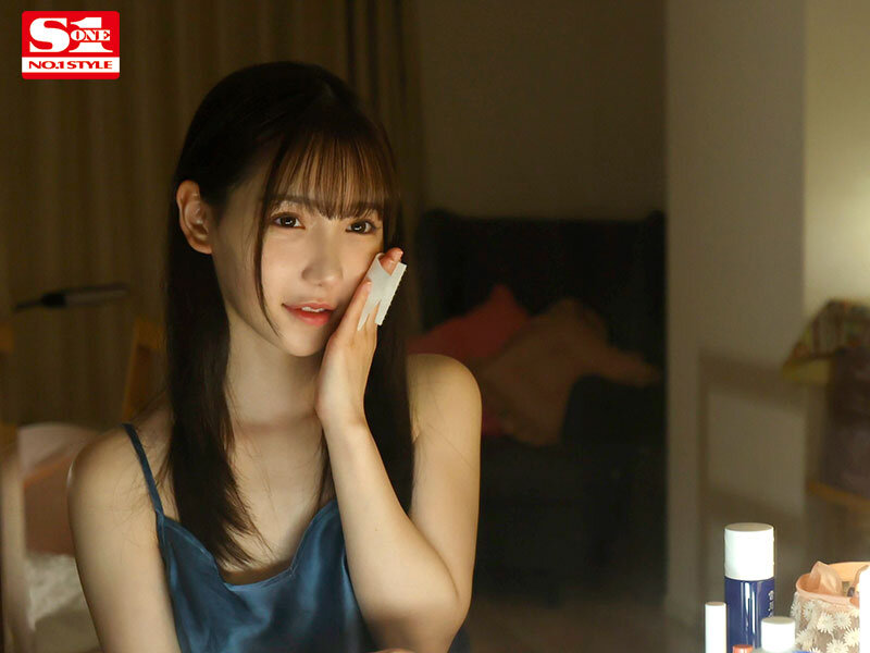 「え…！ 終電なくしたんですか！？ 私の家泊まりますか？」会社の美人後輩の誘いに乗ったらすっぴんと無防備な部屋着に僕は理性吹っ飛び… 三田真鈴のサムネイル画像