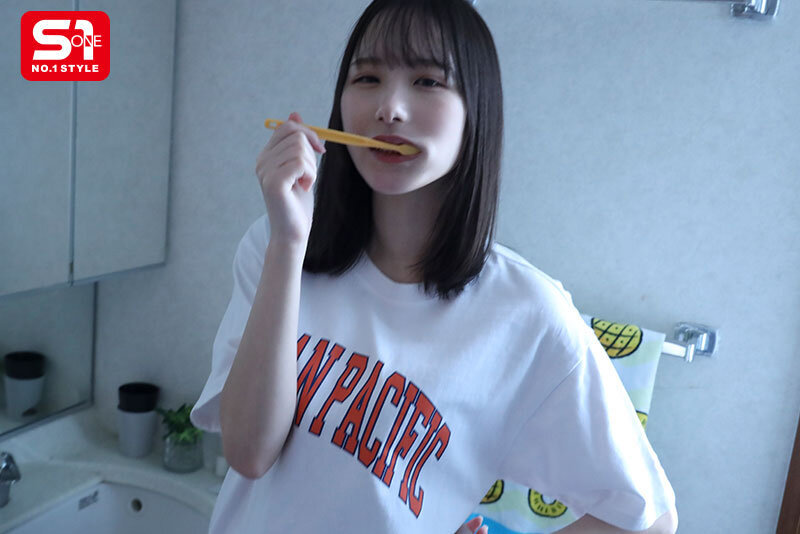 ヤリサーの男達に雑に寝取られといてピースなんかすんなよ… 僕の大切な年下彼女が大学のチャラ男たちとノリノリSEXを楽しんでいた…。 村上悠華のサムネイル画像