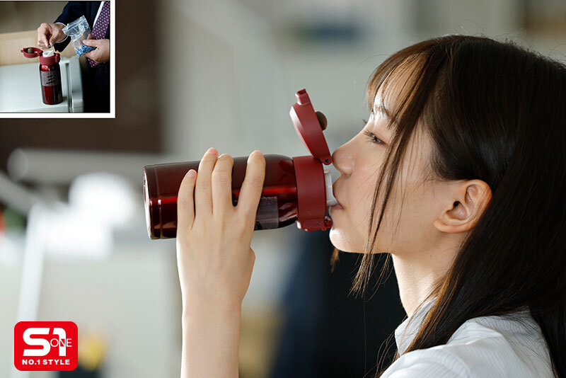 顔採用の新人OLは大嫌いなセクハラ上司に7日間こっそり媚薬を盛られ出張同行日にムラムラ爆発！キモいペニスが欲しくてたまらない。 三田真鈴のサムネイル画像
