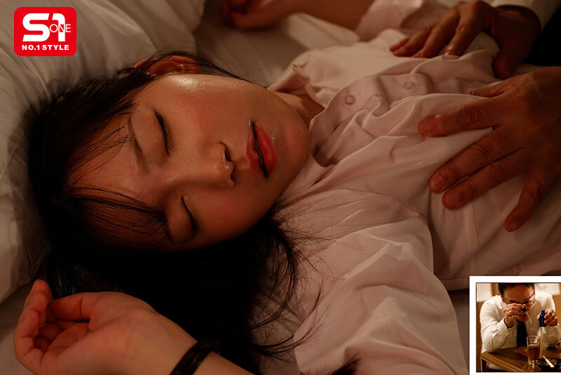 顔採用の新人OLは大嫌いなセクハラ上司に7日間こっそり媚薬を盛られ出張同行日にムラムラ爆発！キモいペニスが欲しくてたまらない。 三田真鈴のサムネイル画像