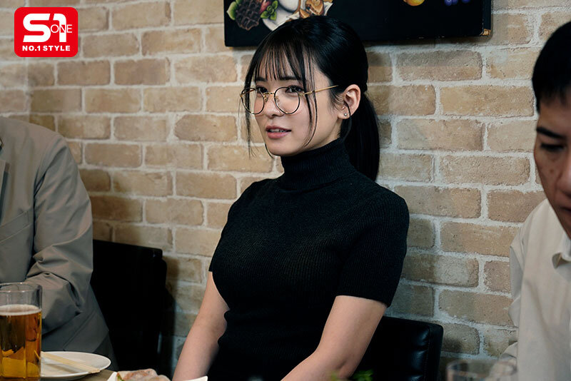 大人しい新入女子社員を一泊出張に同行させ相部屋に連れ込むと…まさかのド淫乱メスに変身して精液透明になるまで絞りヌカれた… 乃坂ひよりのサムネイル画像