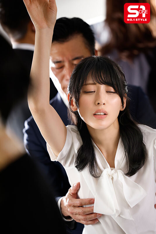 聖職者でありながら電車痴●の虜になってしまった女教師 金松季歩のサムネイル画像