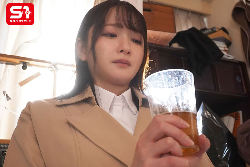 スケベに実った乳デカ不動産レディが俺のゴミ屋敷に訪問してきた。 鷲尾めいのサムネイル画像