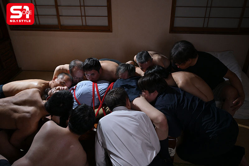 高身長の貧困女学生は小さいおじさん達に群がられ貪られ春を売る。 明日葉みつはのサムネイル画像