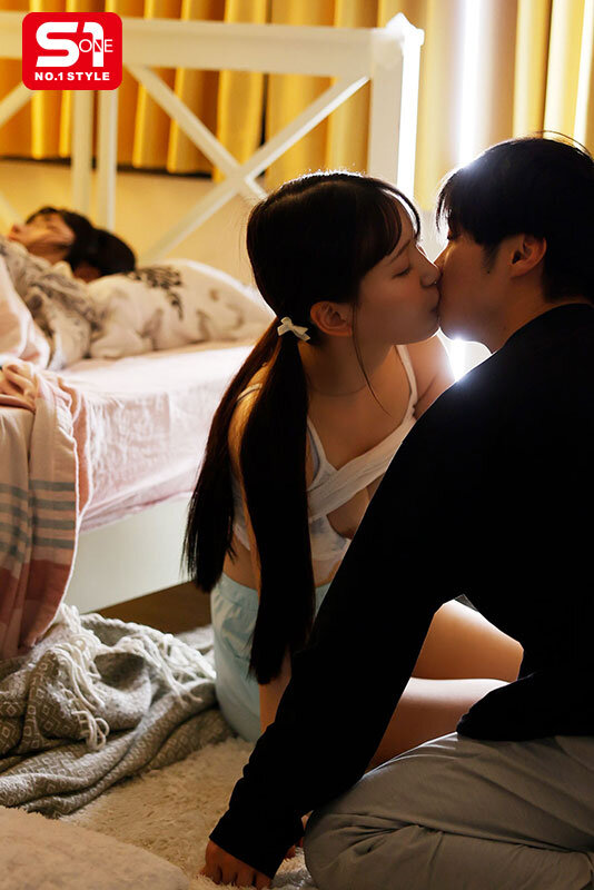 近い！近い！！近い！！！超至近距離で100％キスできる雰囲気を出してくる彼女のあざと妹 三田真鈴のサムネイル画像
