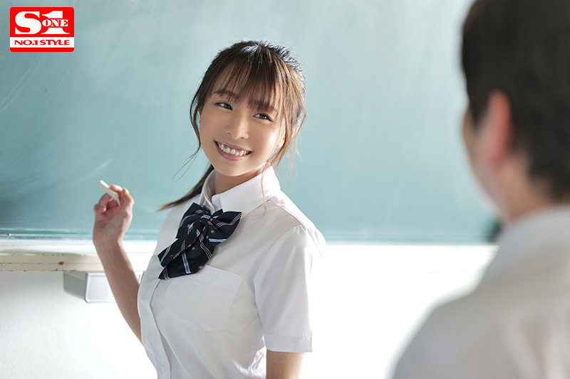 担任教師の僕は生徒の巨乳に我慢出来ず、気がつくと性欲剥き出しで何度も彼女に吐精してしまった。 天音まひなのサムネイル画像
