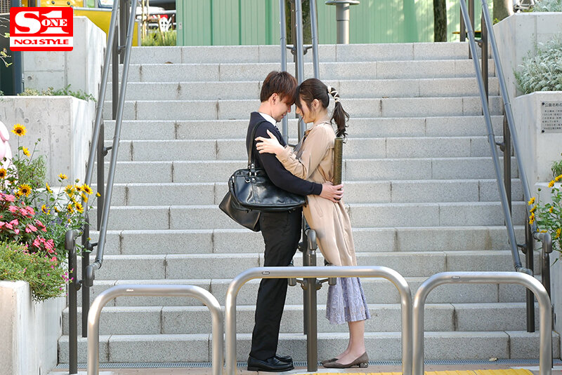 年下の僕を狂わせる22歳の美人可愛い家庭教師 河北彩花のサムネイル画像