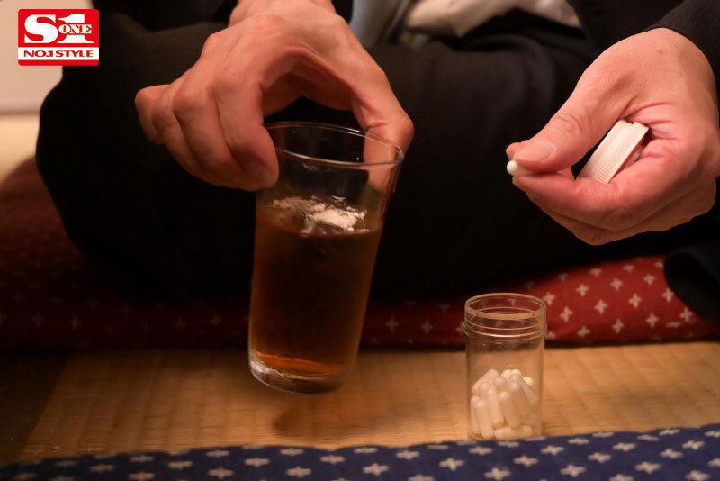 出張先で軽蔑している中年セクハラ上司とまさかの相部屋に…朝まで続く絶倫性交に不覚にも感じてしまったGカップ新人社員 愛宝すずのサムネイル画像