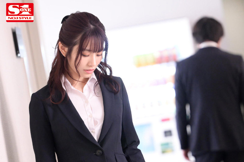 出張先で軽蔑している中年セクハラ上司とまさかの相部屋に…朝まで続く絶倫性交に不覚にも感じてしまった私 河北彩花のサムネイル画像