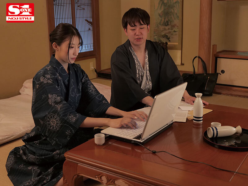 憧れの美脚上司と出張先でまさかの旅館相部屋…酔ってはだけた浴衣から覗く純白肌に下心爆発した僕は。 星宮一花のサムネイル画像