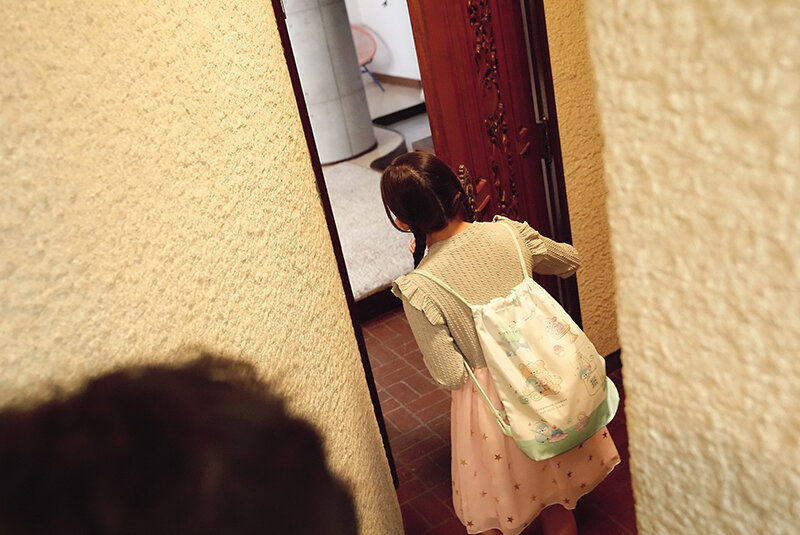 偶然声を掛けた女の子が可愛くて…尾行わいせつ・強●オナニー投稿・女子部屋侵入 三つ編み貧乳パイパン少●ゆかちゃん136cm 美好柚伽のサムネイル画像
