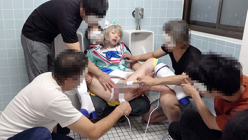 低身長140cm台ツンデレ美少女レイヤー【美貌崩壊絶頂イクと必ずオシッコ噴射の最高ドM】【全員唾液Dキス＆イラマ喉アクメ】パイパン破壊する極太マラ連続SEXアヘ顔トランス失神まで到達した壮絶7P大乱交188分豪華二本立てスペシャルのサムネイル画像